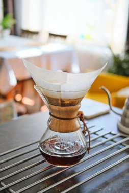 İstanbul, Türkiye / Mayıs 2020 / Chemex kahve yapma yöntemini filtreler. Evde kahve yapıyorum. Ev barmenleri için kavram.
