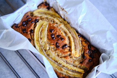 Ev yapımı muzlu ekmek ve çikolata parçacıklı.