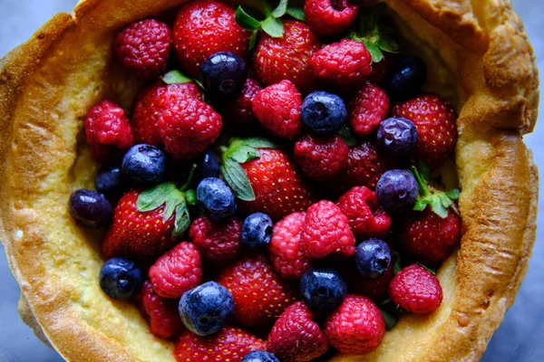 Dutch Baby Pancake Fresh Strawberries Blueberries Raspberries — Stock Photo, Image