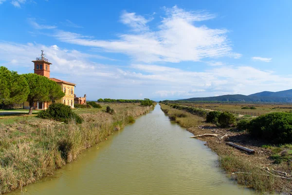 Nehri boyunca eski bina — Stok fotoğraf