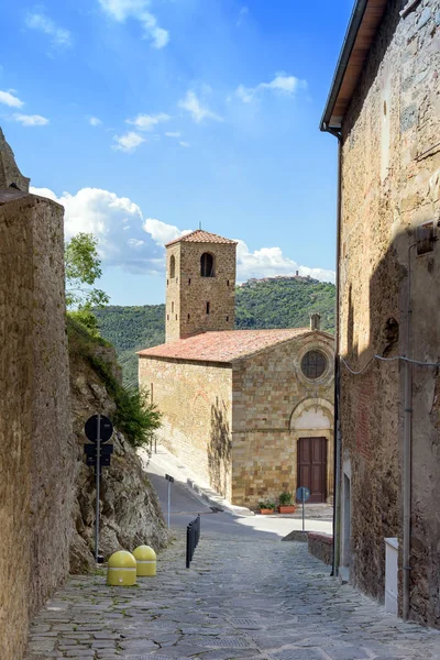 Gränd och historiska kyrkan i en toskansk by — Stockfoto