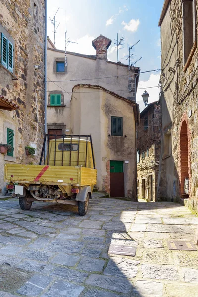 Oude voertuig in een Toscaanse steegje — Stockfoto