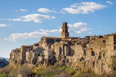 ortaçağdan kalma şehir Pitigliano üzerinde tüf kayalar Toskana, İtalya