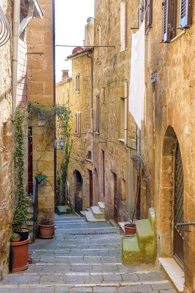 Smal straatje in het Toscaanse dorp — Stockfoto