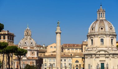 Colonna Traiana ve kilise, Roma, İtalya