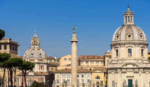 Colonna Traiana en kerken in Rome, Italië — Stockfoto
