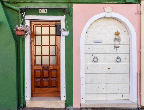 Puertas en la pared colorida — Foto de Stock