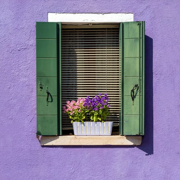 Fönster på violett vägg — Stockfoto