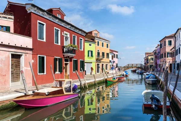 Casas de colores y barcos en Burano isla, italia — Foto de Stock