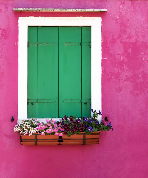 Janela na parede rosa — Fotografia de Stock