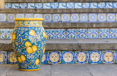 Caltagirone, Sicilya, İtalya ' dan Caltagirone, Catania eyaletinin ünlü seramik merdiven üzerinde Seramik vazolar