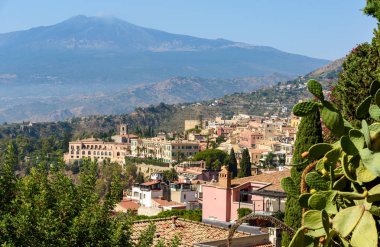 panoramik Taormina ve volkan, Sicilya, İtalya