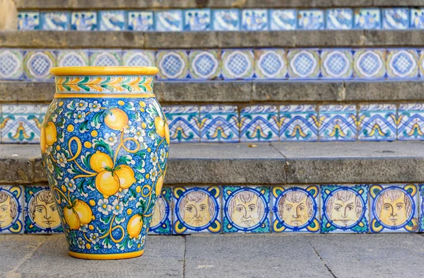 Caltagirone, Sicilya, İtalya ' dan Caltagirone, Catania eyaletinin ünlü seramik merdiven üzerinde Seramik vazolar