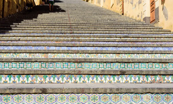 Famosa escadaria com telhas cerâmicas pintadas em Caltagirone, Sicília, Itália — Fotografia de Stock