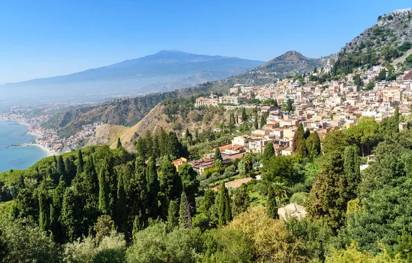 Vue panoramique sur Taormine et le volcan, la Sicile, l'Italie — Photo
