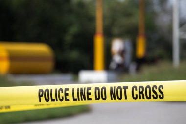 Polis hattı yok çapraz benzin istasyonu arka planda suç sce ile yapmak