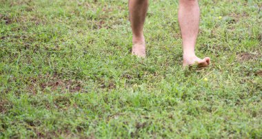 kopya alanı ile yeşil çim sahada yalınayak adım