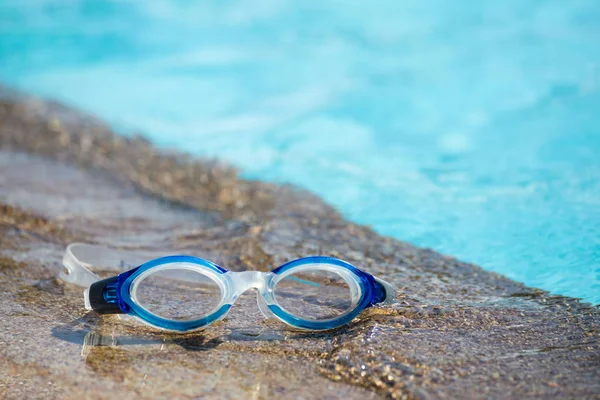 Yüzme gözlüğü havuz kenarları kopya s ile izole mavi