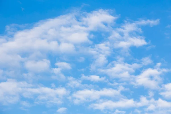 Kék ég és fehér felhő textúra és a háttér — Stock Fotó