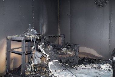 sandalye ve yanık sahne yangında tarafından yaktıktan sonra Oda Mobilya