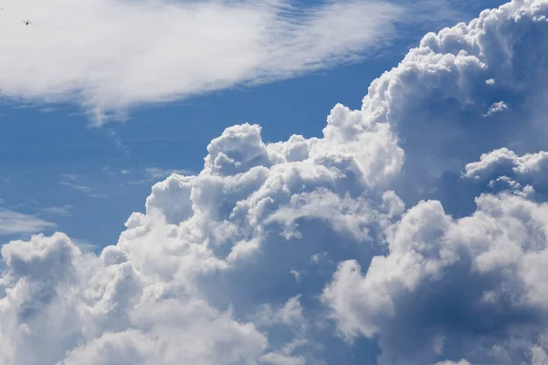 Közelről Gomolyfelhő magasságban felhő a kék ég, a textúra és a háttérb — Stock Fotó