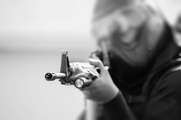 Tactical police in tactical gear aim rifle in black and white to — Stock Photo, Image