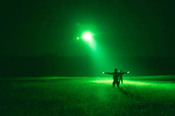 Marshaller signal to helicopter for night landing from night vis — Stock Photo, Image