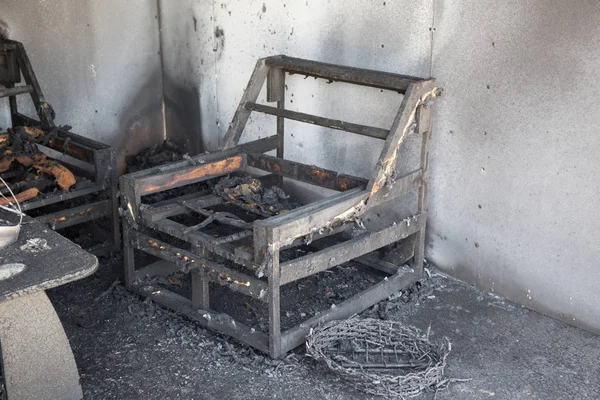 sandalye ve yanık sahne yangında tarafından yaktıktan sonra Oda Mobilya