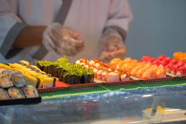 Japon sashimi ve nigiri bulanık Şef arka plan ile tepsi