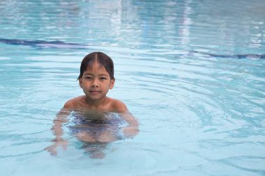 8 yaşında Asyalı çocuk temiz yüzme havuzunda Yüzme yalnız 