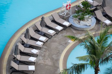 Beyaz havlu rulo kopya alanı ile Yüzme Havuzu, şezlong üzerinde