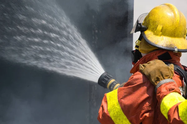 Spray de agua bombero por manguera de fuego de alta presión — Foto de Stock