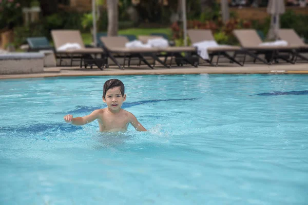 4 歳アジア子供できれいなプールに泳ぎに孤独です — ストック写真