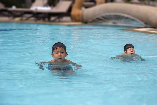 8 лет и 4-летний брат азиатского ребенка плавают в чистом плавании — стоковое фото