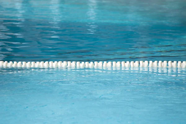 Pista flutuante de piscina para textura de pista e fundo — Fotografia de Stock