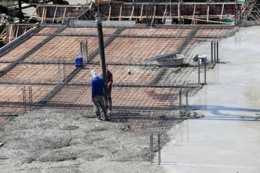 iki işçi işe dökülen sıvı boğa için Çimento Mikser beton