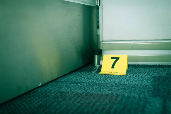 Bevis markör nummer 7 på mattan våningen nära misstänkta objekt i — Stockfoto