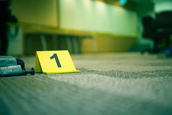 Marcador de evidência número 1 no piso do tapete perto de objeto suspeito em — Fotografia de Stock