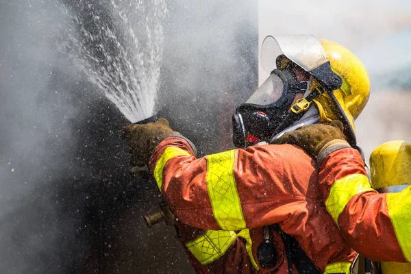 Spray de agua bombero por manguera de fuego de alta presión — Foto de Stock