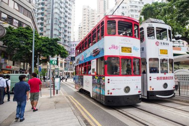 Hong Kong Çin ÖİB - 22 Eylül 2017: Wan Chai.Tram veya Ding Ding street Tramvayda Çift katlı alçak taban önemli turistik ve Hong Kong'da seyahat en çevre dostu yollarından biri olduğunu
