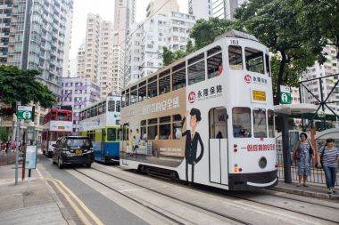 Hong Kong Çin ÖİB - 22 Eylül 2017: Wan Chai.Tram veya Ding Ding street Tramvayda Çift katlı alçak taban önemli turistik ve Hong Kong'da seyahat en çevre dostu yollarından biri olduğunu