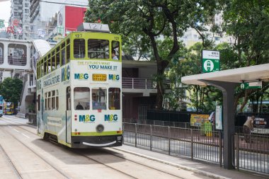 Hong Kong Çin ÖİB - 13 Temmuz 2017: Double decker tramvay veya Ding Ding sokakta Causeway Bay Hong Kong içinde. Hong Kong tramvay metropolde toplu taşıma en erken araçlarına biridir