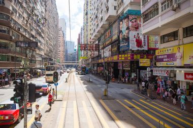 Hong Kong SAR - 13 Temmuz 2017: Çift katlı tramvay veya Ding Ding Causeway Bay Hong Kong, manzara. Hong Kong tramvay metropolde toplu taşıma en eski türlerinden biridir