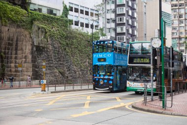 Hong Kong Çin ÖİB - 13 Temmuz 2017: Double decker tramvay veya Ding Ding sokakta Causeway Bay Hong Kong içinde. Hong Kong tramvay metropolde toplu taşıma en erken araçlarına biridir