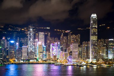 Hong Kong Çin ÖİB, Çin - 14 Temmuz 2017. Hong Kong Simgesel Yapı ve Victoria Limanı gece sahne Kowloon. Hong Kong Çin Halk Cumhuriyeti bir özel idari bölge olarak