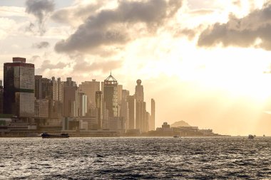 gün batımında siluet merkezi Hong Kong ve Victoria Limanı 