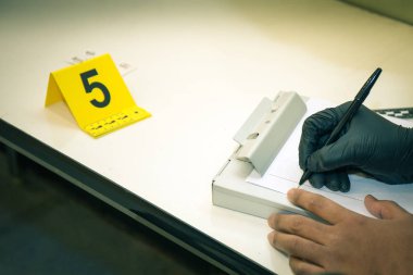 adli kanıt marker ile kanıt bilgi yazma eldiven elinde