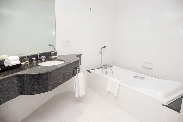 lavabo ve küvet temiz beyaz banyo duş ile 
