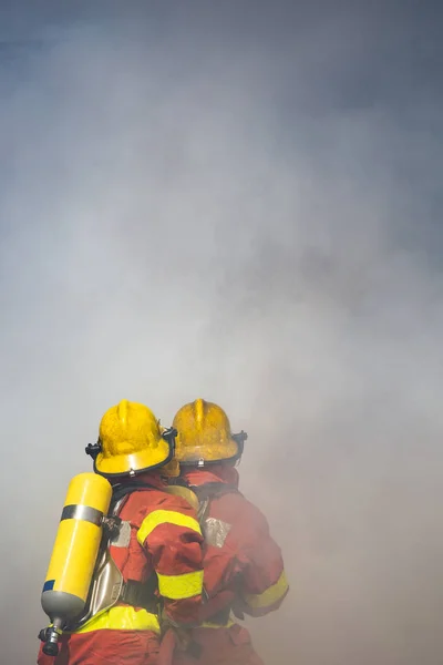 Dos Bomberos Pulverización Agua Por Boquilla Alta Presión Rodean Withsmoke — Foto de Stock