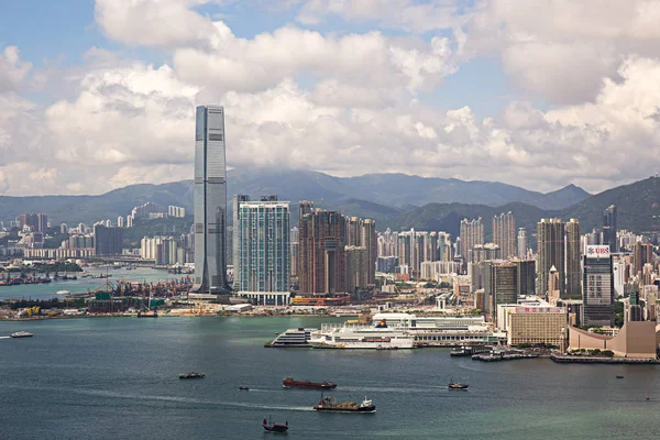 Hong Kong S.A.R.,China - September 22, 2017: ICC - International Commerce Centre  and Ocean terminal at Victoria harbour,Tsim sha tsui, kowloon.Tsim sha tsui is  a major tourist hub in metropolitan Hong Kong — Stock Photo, Image